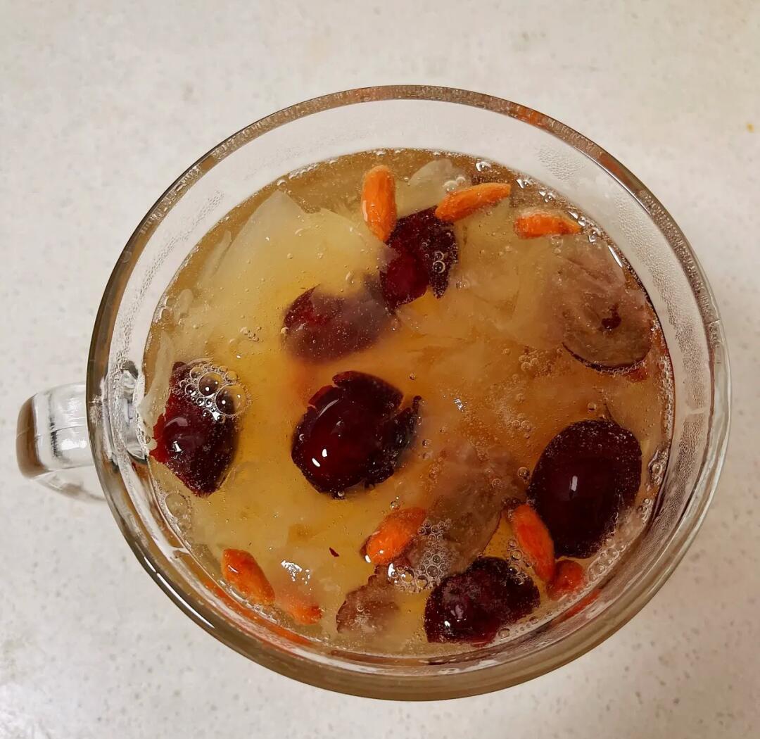 四季皆适的日常滋补佳品：银耳红枣汤营养丰富、做法简单，