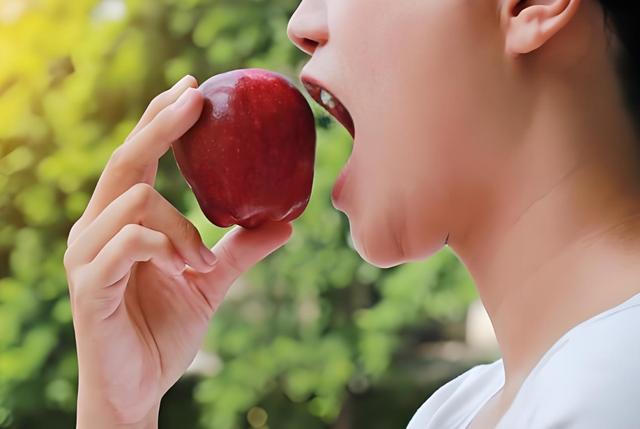 空腹进食苹果，究竟好不好，有没有益处？